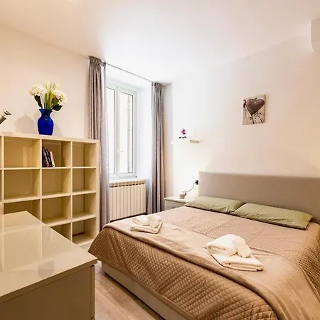 Sunflower - Modern On Maggiore Apartment