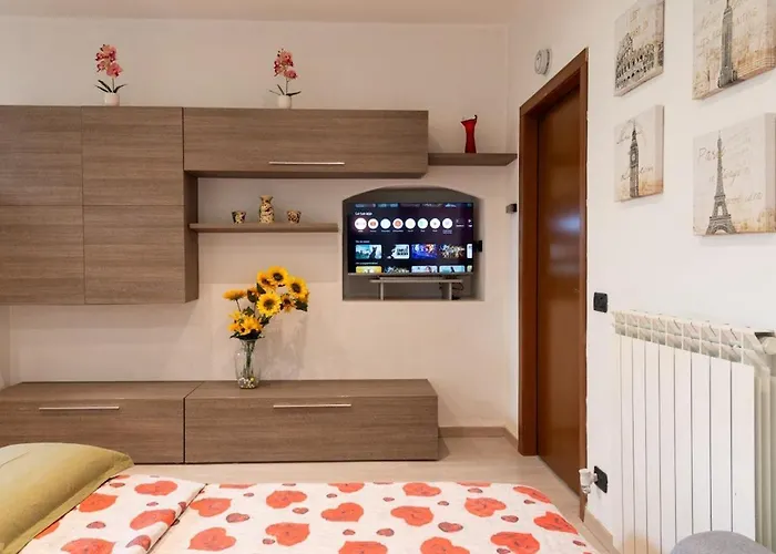 Sunflower - Modern On Maggiore Apartment *